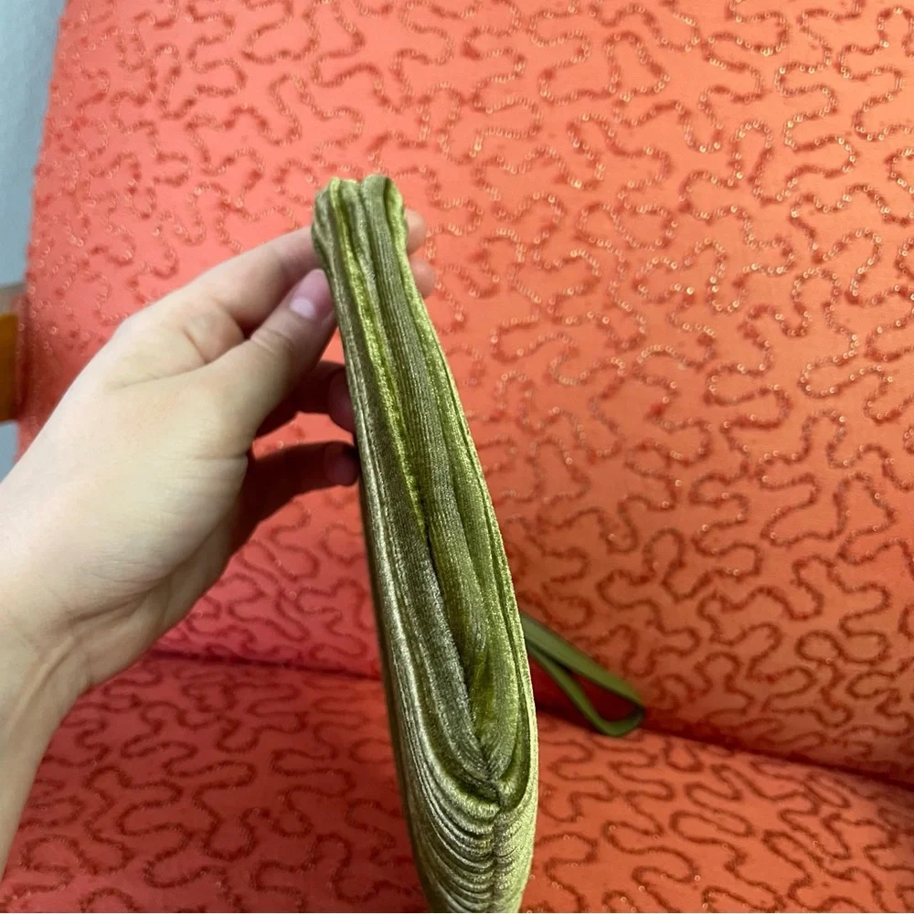 🌱5/$25🌱 A New Day | Green Velvety Zipper Clutch Wristlet Bag